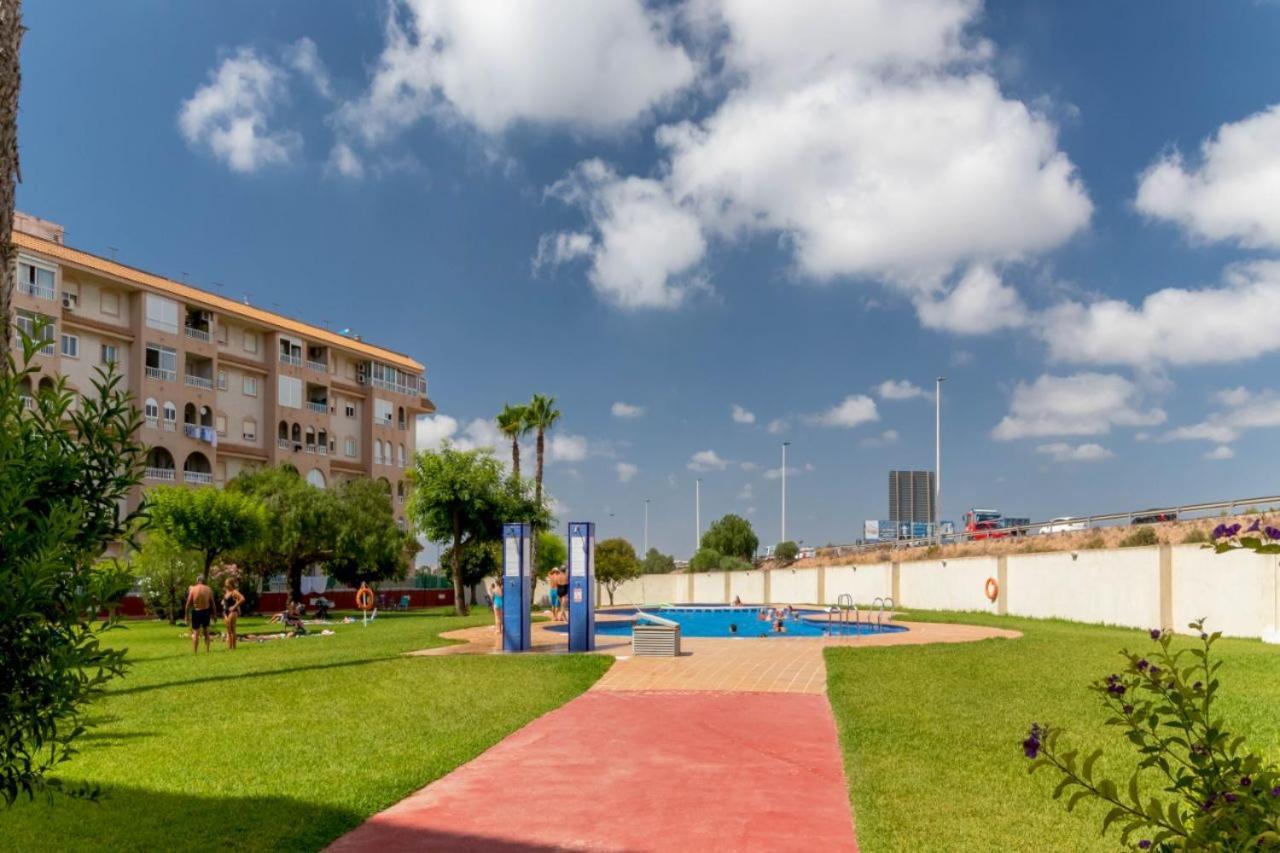 Apartamentos Villa Madrid ตอร์เรเวียคา ภายนอก รูปภาพ