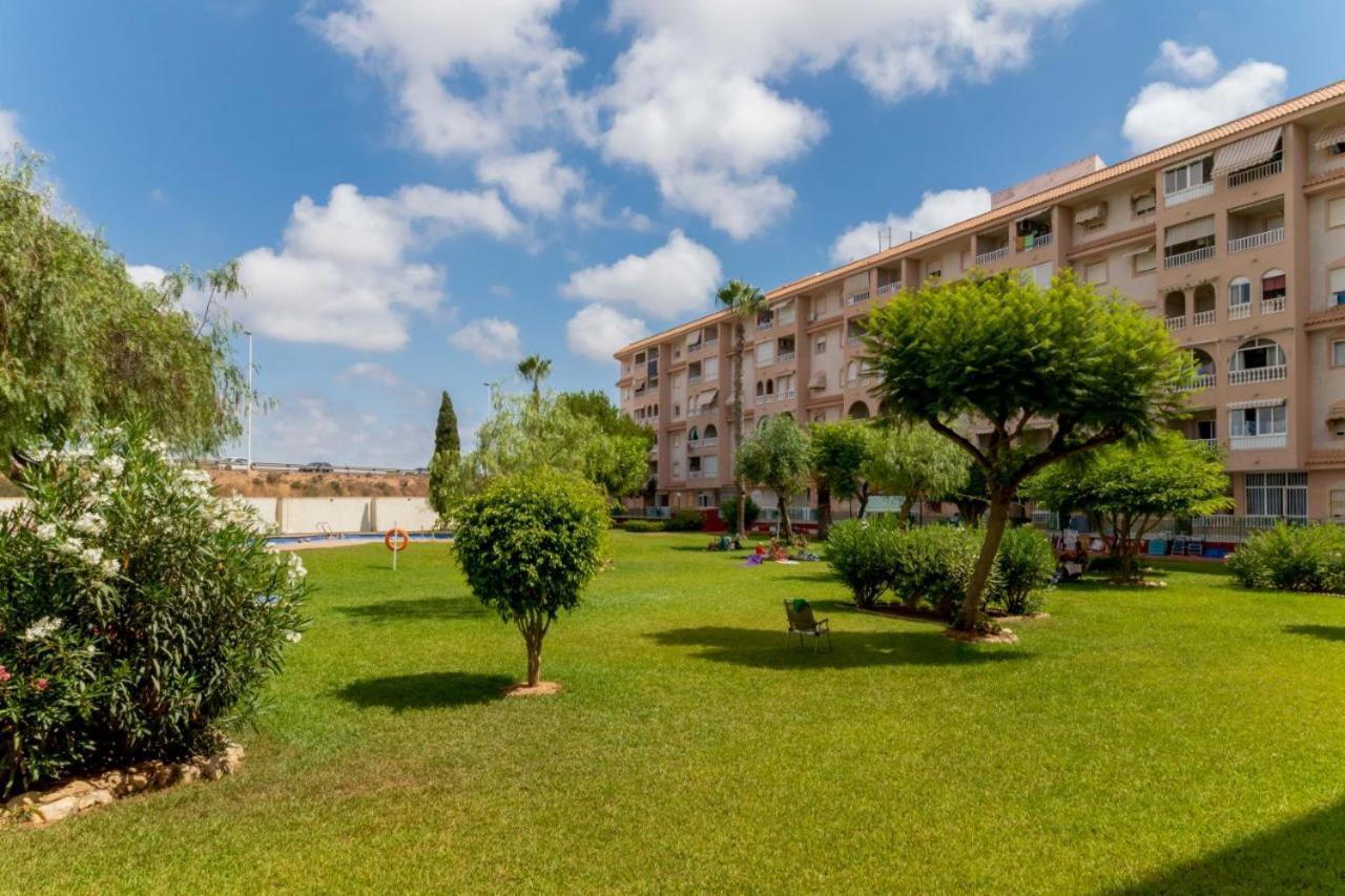 Apartamentos Villa Madrid ตอร์เรเวียคา ภายนอก รูปภาพ